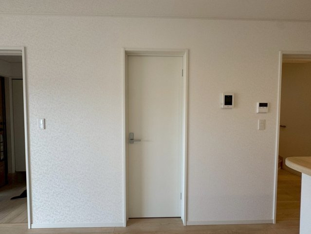 クレイドルガーデンうるま市石川 第７・１号棟の居間・リビング|リビングに隣接する納戸1.5帖の入口