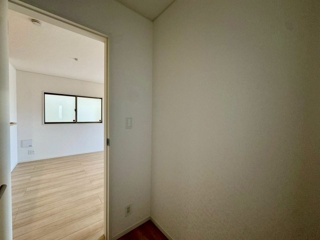 クレイドルガーデンうるま市石川 第７・１号棟の洋室|リビングに隣接する納戸1.5帖