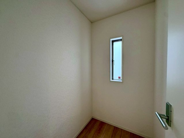 クレイドルガーデンうるま市石川 第７・１号棟の洋室|リビングに隣接する納戸1.5帖