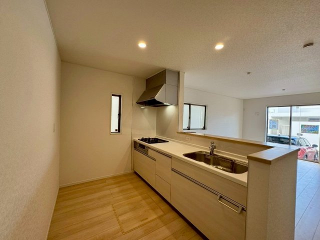 クレイドルガーデンうるま市石川 第７・１号棟のキッチン|会話の弾む対面式のシステムキッチン・換気窓＆床下収納付き