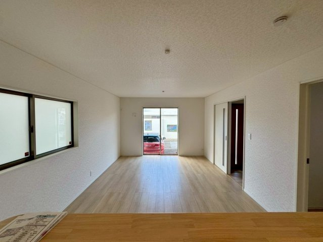 クレイドルガーデンうるま市石川 第７・１号棟の居間・リビング|対面式のキッチンからリビングの眺め