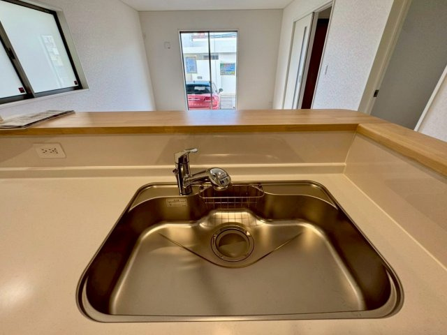 クレイドルガーデンうるま市石川 第７・１号棟のキッチン|浄水器付きキッチンの流し台