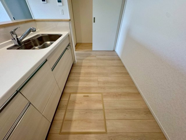 クレイドルガーデンうるま市石川 第７・１号棟のキッチン|キッチンには床下収納も◎