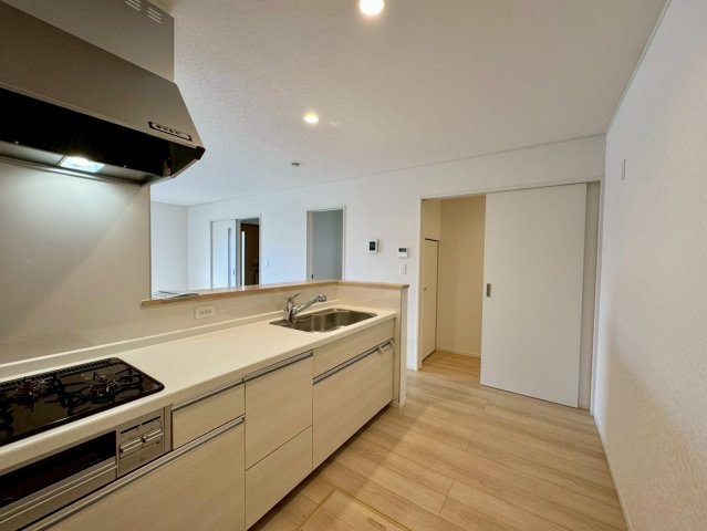 クレイドルガーデンうるま市石川 第７・１号棟のキッチン|奥行があり家事がしやすい対面式のシステムキッチン