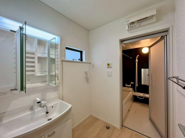 クレイドルガーデンうるま市石川 第７・１号棟の独立洗面台|ハンドシャワー付き洗面化粧台＆洗濯機置場から浴室への動線