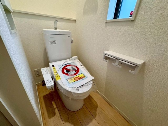 クレイドルガーデンうるま市石川 第７・１号棟のトイレ|１階トイレ・換気窓＆収納付き／洗浄便座