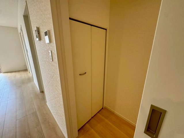 クレイドルガーデンうるま市石川 第７・１号棟の収納|１階廊下に設置された便利なクローゼット収納