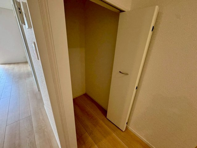 クレイドルガーデンうるま市石川 第７・１号棟の収納|１階廊下に設置された便利なクローゼット収納