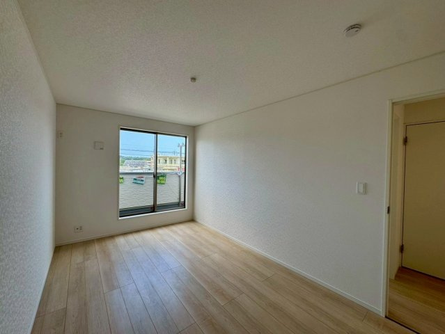 クレイドルガーデンうるま市石川 第７・１号棟の洋室|二面採光の２階主寝室7.5帖・二部屋続きのバルコニー出入口付き