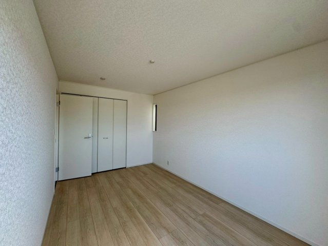 クレイドルガーデンうるま市石川 第７・１号棟の洋室|２階主寝室7.5帖・クローゼット収納付き