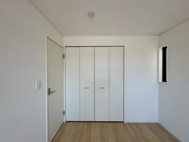 クレイドルガーデンうるま市石川 第７・１号棟の収納|２階主寝室7.5帖に設置されたクローゼット収納