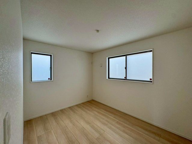 クレイドルガーデンうるま市石川 第７・１号棟の洋室|二面採光の２階洋室６帖