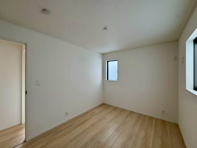 クレイドルガーデンうるま市石川 第７・１号棟の洋室|二面採光の２階洋室６帖