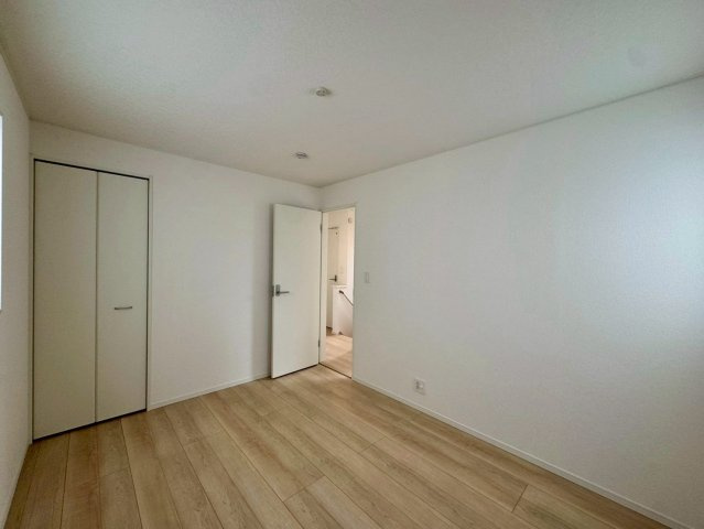 クレイドルガーデンうるま市石川 第７・１号棟の洋室|２階洋室６帖・クローゼット収納付き