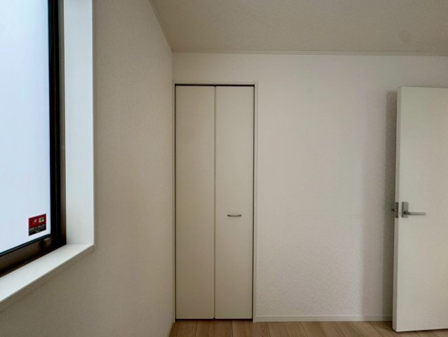クレイドルガーデンうるま市石川 第７・１号棟の収納|２階洋室６帖に設置されたクローゼット収納