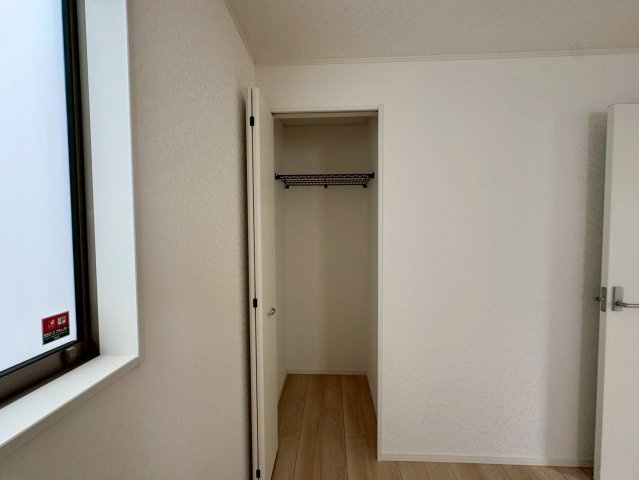 クレイドルガーデンうるま市石川 第７・１号棟の収納|２階洋室６帖に設置されたクローゼット収納