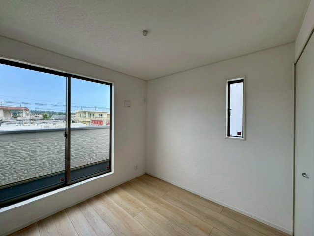 クレイドルガーデンうるま市石川 第７・１号棟の洋室|二面採光の２階洋室５帖・二部屋続きのバルコニー出入口付き