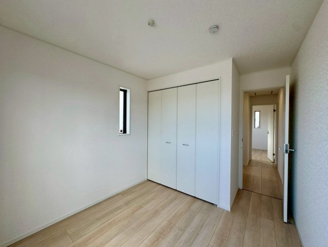 クレイドルガーデンうるま市石川 第７・１号棟の洋室|２階洋室５帖・クローゼット収納付き