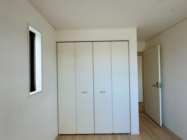 クレイドルガーデンうるま市石川 第７・１号棟の収納|２階洋室５帖に設置されたクローゼット収納