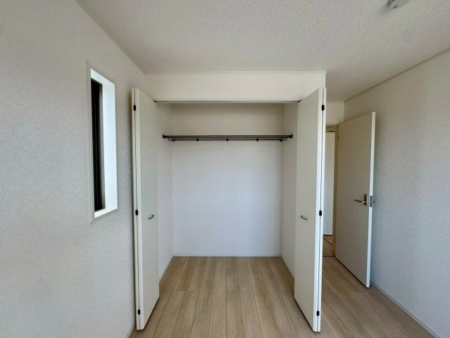 クレイドルガーデンうるま市石川 第７・１号棟の収納|２階洋室５帖に設置されたクローゼット収納