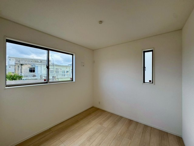 クレイドルガーデンうるま市石川 第７・１号棟の洋室|二面採光の２階洋室4.5帖