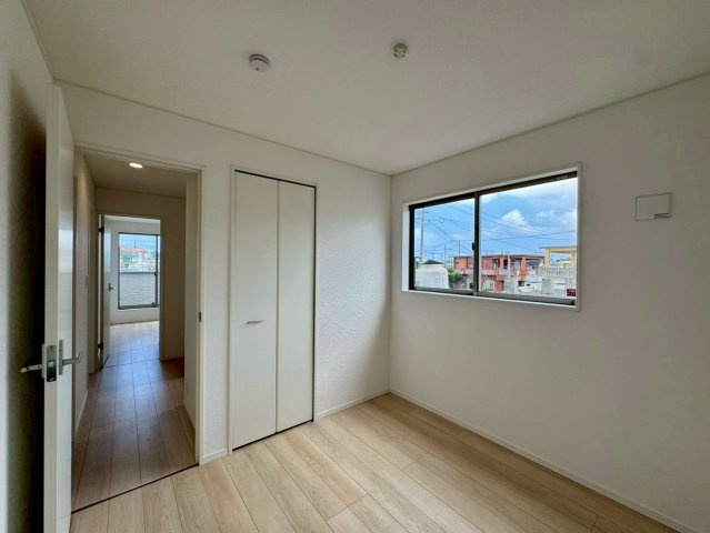 クレイドルガーデンうるま市石川 第７・１号棟の洋室|二面採光の２階洋室4.5帖・クローゼット収納付き