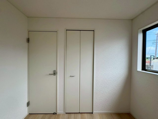 クレイドルガーデンうるま市石川 第７・１号棟の収納|２階洋室4.5帖に設置されたクローゼット収納