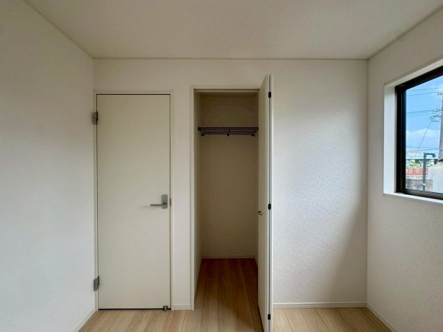 クレイドルガーデンうるま市石川 第７・１号棟の収納|２階洋室4.5帖に設置されたクローゼット収納