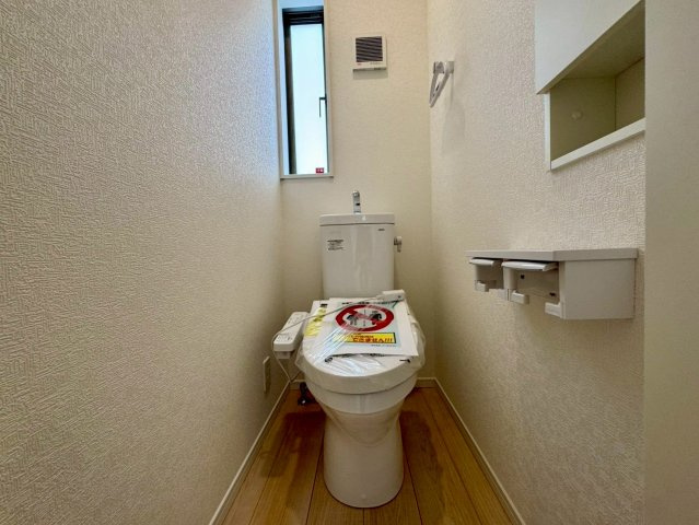 クレイドルガーデンうるま市石川 第７・１号棟のトイレ|２階トイレ・換気窓＆便利な収納棚付き／温水洗浄便座