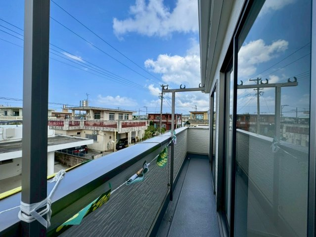 クレイドルガーデンうるま市石川 第７・１号棟のバルコニー|二部屋続きの幅広バルコニー