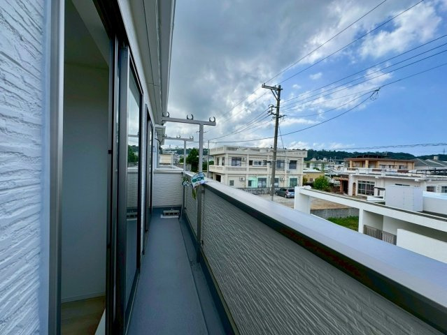 クレイドルガーデンうるま市石川 第７・１号棟のバルコニー|二部屋続きの幅広バルコニー
