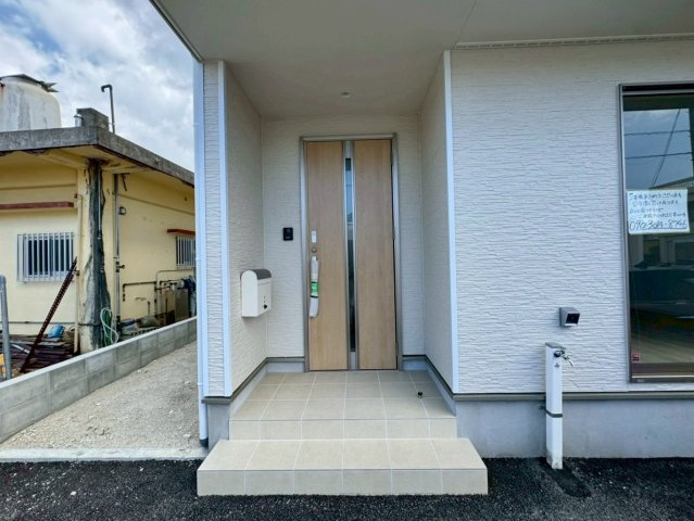 クレイドルガーデンうるま市石川 第７・１号棟の玄関|屋根付きで置き配スペースも確保できる玄関ポーチ／人感センサー付き玄関灯・TVモニター付きインターフォン・防犯カメラ