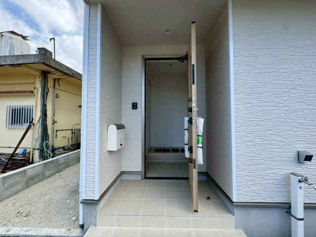 クレイドルガーデンうるま市石川 第７・１号棟の玄関|屋根付きで置き配スペースも確保できる玄関ポーチ／人感センサー付き玄関灯・TVモニター付きインターフォン・防犯カメラ