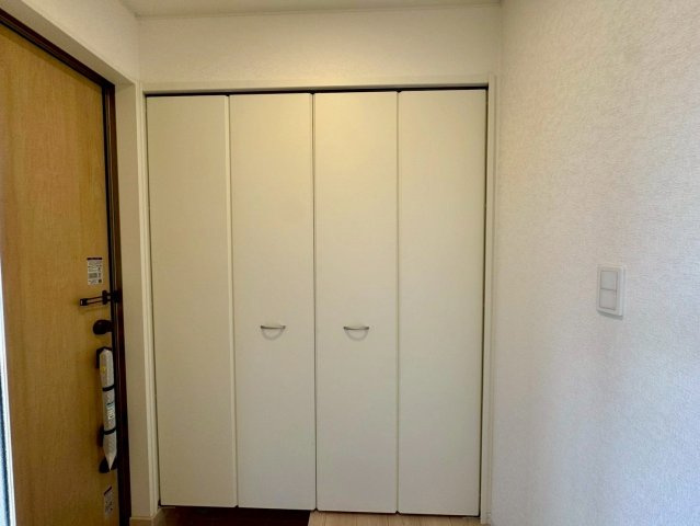 クレイドルガーデンうるま市石川 第７・１号棟の収納|可動式棚付きで収納力抜群のシューズクローゼット