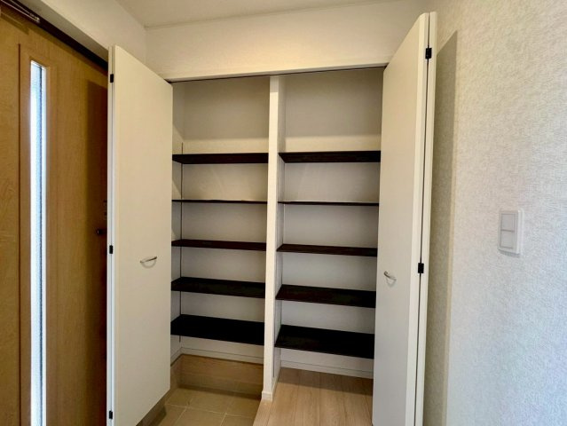 クレイドルガーデンうるま市石川 第７・１号棟の収納|可動式棚付きで収納力抜群のシューズクローゼット