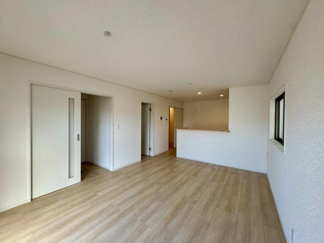 クレイドルガーデンうるま市石川 第７・１号棟の居間・リビング|明るく広々としたLDK16帖＋納戸1.5帖