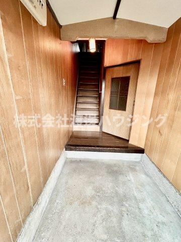 門真市野里町のテラスの玄関