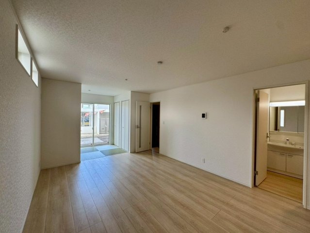 クレイドルガーデンうるま市石川 第７・２号棟の居間・リビング|明るく広々としたLDK16帖＋タタミコーナー３帖