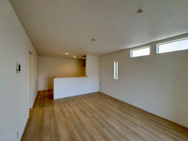 クレイドルガーデンうるま市石川 第７・２号棟の居間・リビング|明るく広々としたLDK16帖＋タタミコーナー３帖／カウンターキッチン