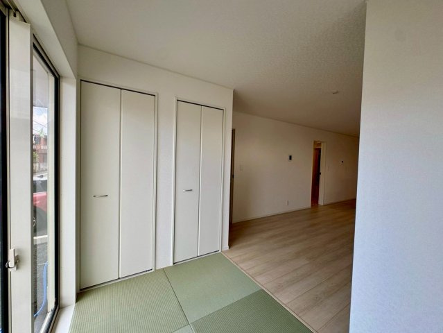 クレイドルガーデンうるま市石川 第７・２号棟の和室|リビングに隣接したタタミコーナー３帖・押し入れ収納付き