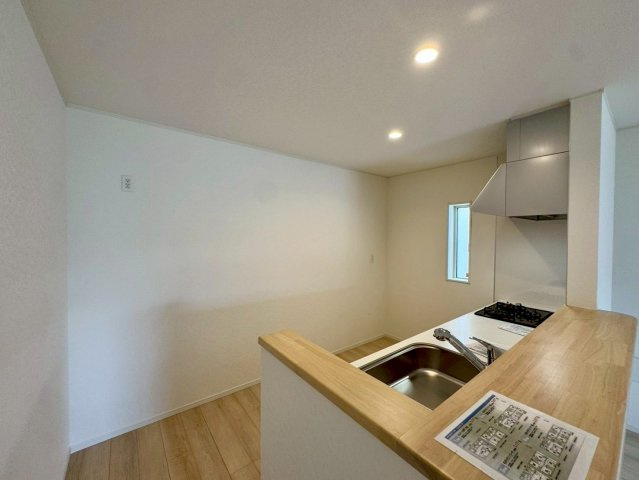 クレイドルガーデンうるま市石川 第７・２号棟のキッチン|コミュニケーションの取りやすいカウンターキッチン