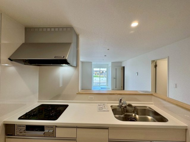 クレイドルガーデンうるま市石川 第７・２号棟のキッチン|レンジフード＆ガスコンロ３口＆浄水器付きキッチン