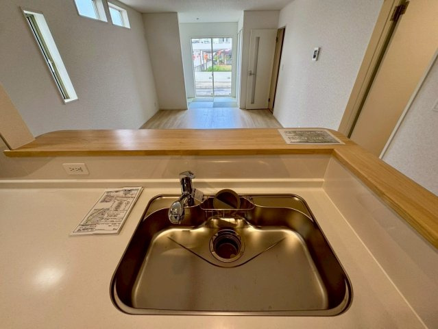 クレイドルガーデンうるま市石川 第７・２号棟のキッチン|浄水器付きキッチンの流し台