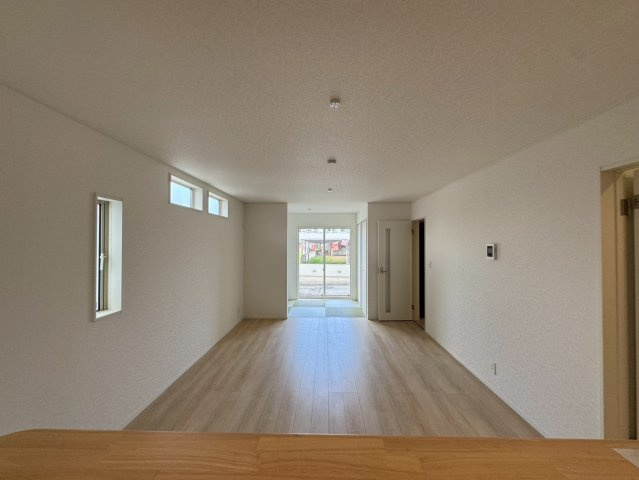 クレイドルガーデンうるま市石川 第７・２号棟の居間・リビング|キッチンからリビングの眺め