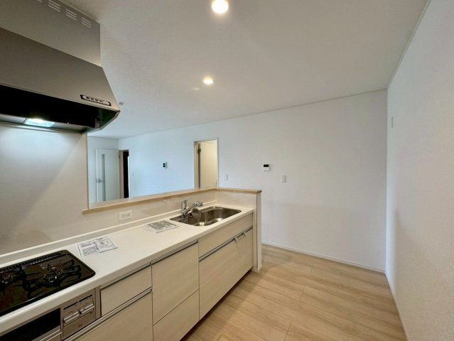 クレイドルガーデンうるま市石川 第７・２号棟のキッチン|奥行があり家事がしやすい対面式のシステムキッチン