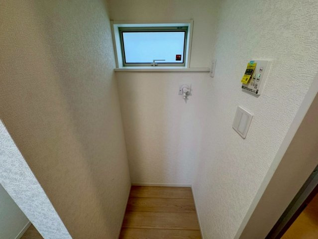 クレイドルガーデンうるま市石川 第７・２号棟のランドリースペース|洗面室の洗濯機置き場／換気＆採光窓付き