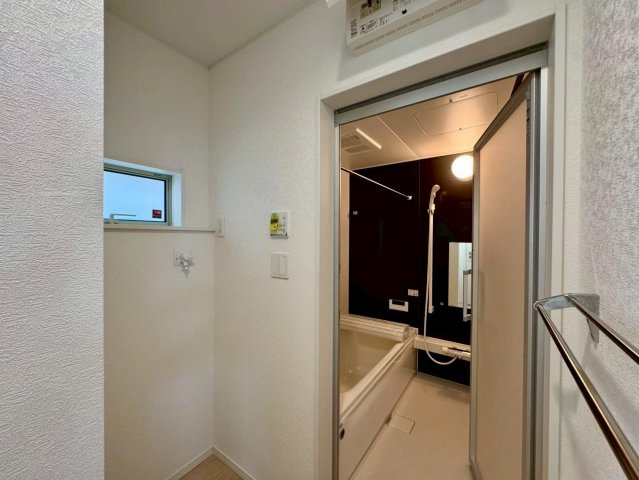 クレイドルガーデンうるま市石川 第７・２号棟の独立洗面台|洗面室の洗濯機置き場から浴室への動線