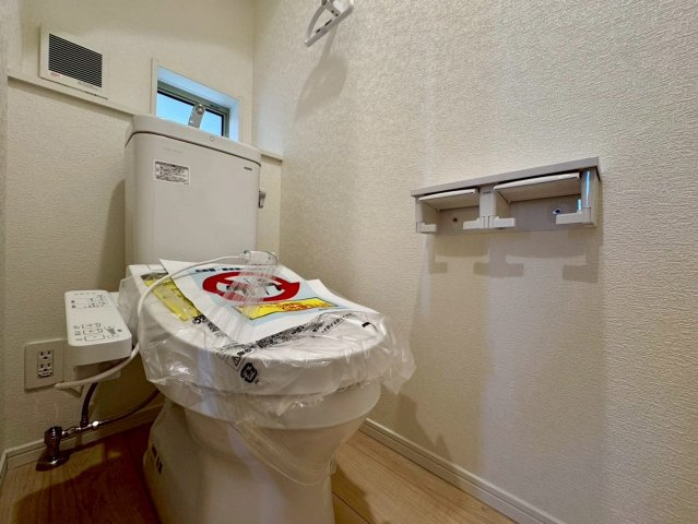 クレイドルガーデンうるま市石川 第７・２号棟のその他|１階トイレ・換気窓付き／洗浄便座