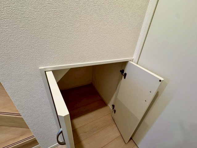 クレイドルガーデンうるま市石川 第７・２号棟の収納|１階廊下に設置された物入