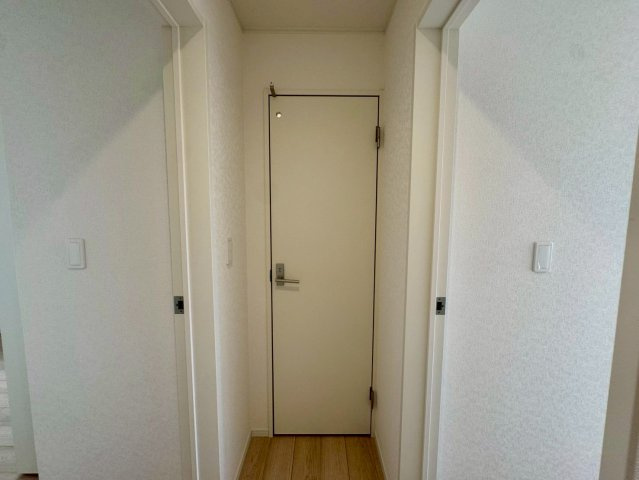 クレイドルガーデンうるま市石川 第７・２号棟の収納|２階廊下に設置された便利なクローゼット収納